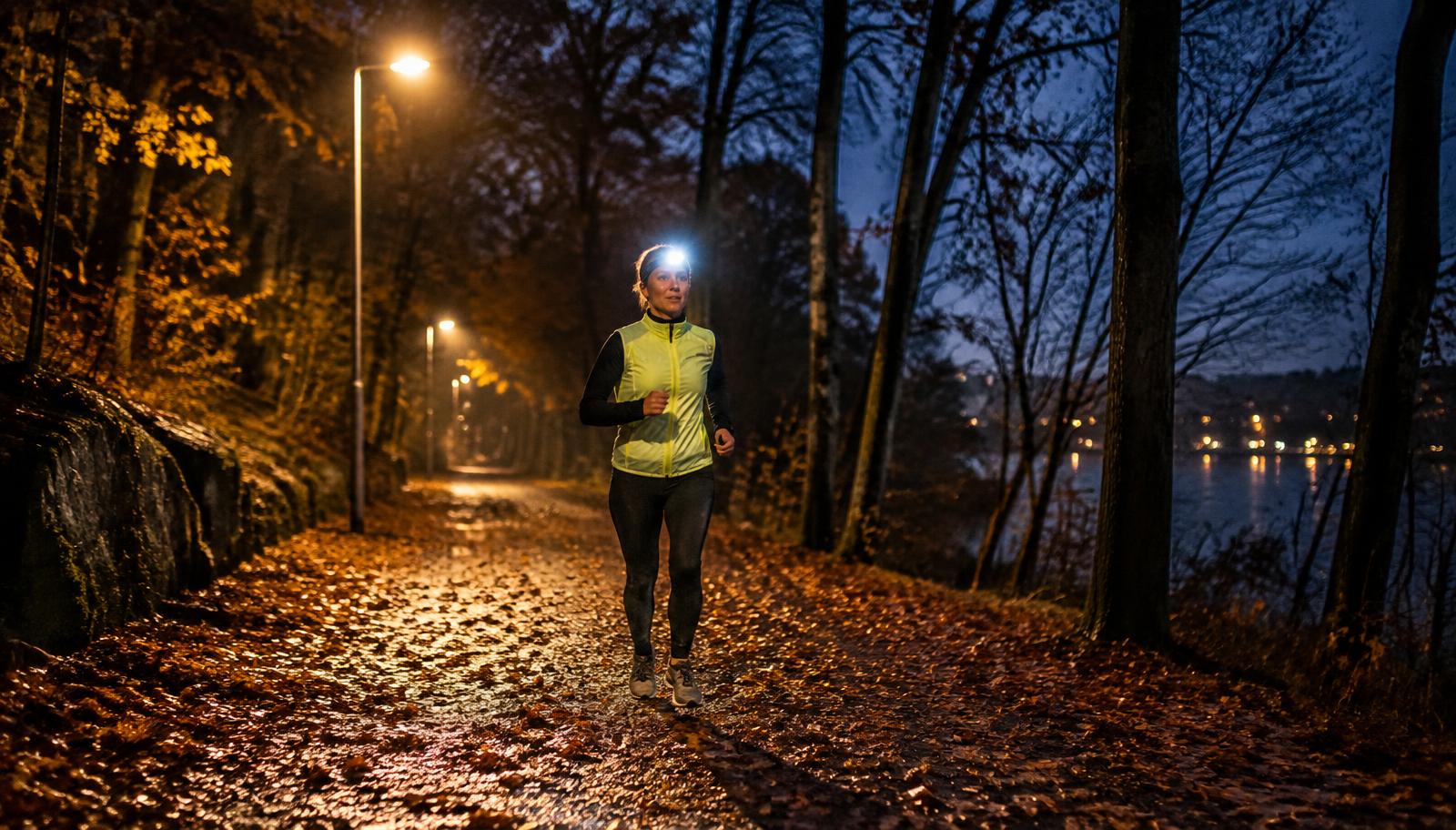 Löpning i mörker – säkerhet och utrustning i Uppsala